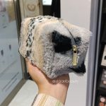 کیف آرایشی پشمالو برند flamingo رنگ‌ لاکچری - تصویر 2