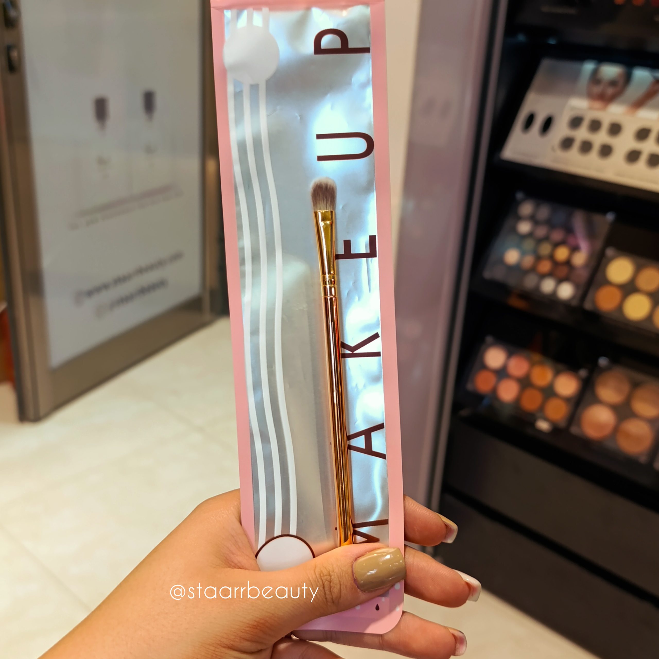 featured_InShot_20251203_161248532-scaled-1 براش سایه چشم رولون | Revlon Eyeshadow Brush - تصویر 1