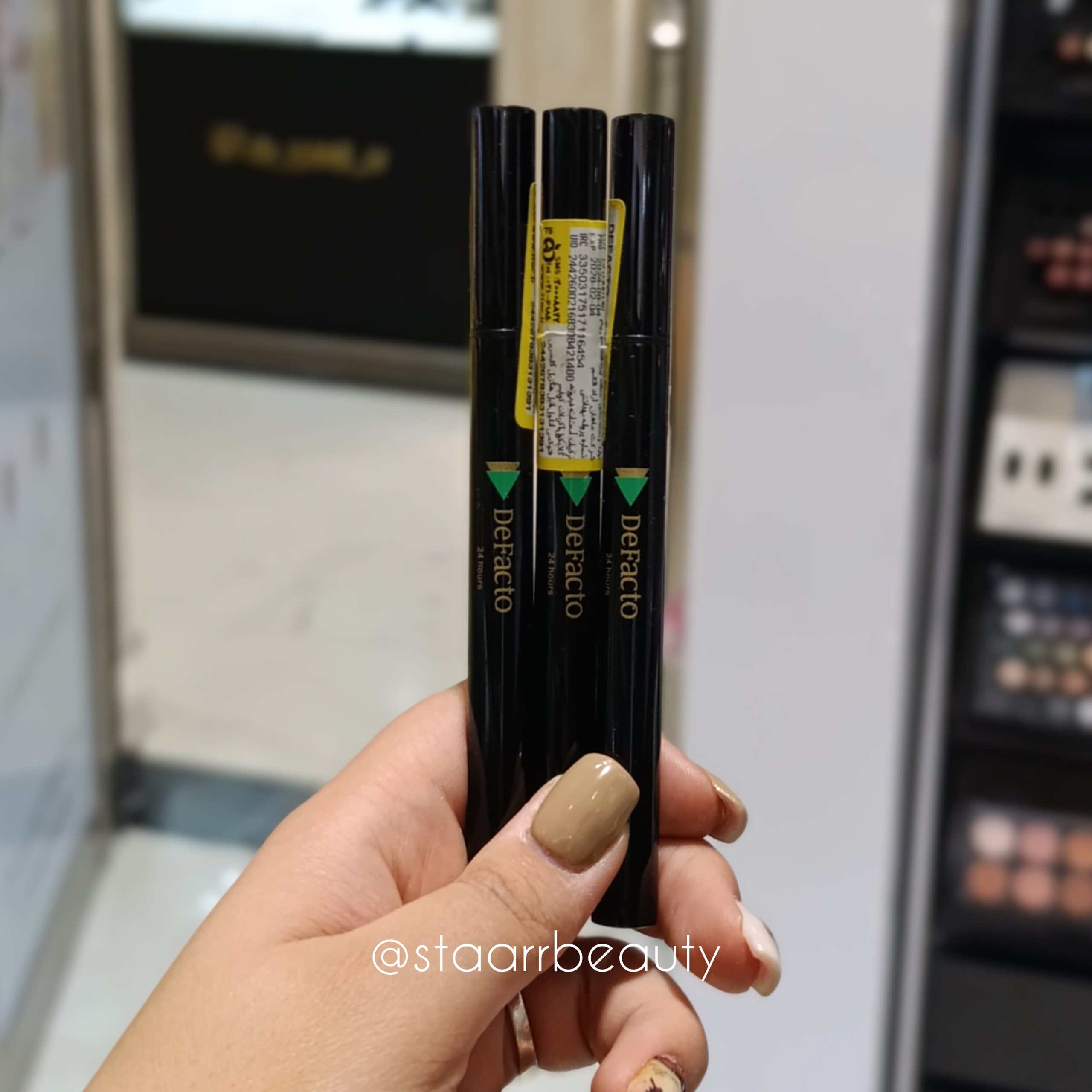 featured_InShot_20251209_161920976-scaled-1 خط چشم ماژیکی آلومینیومی ضد آب دیفکتو مدل Super Matte - تصویر 1